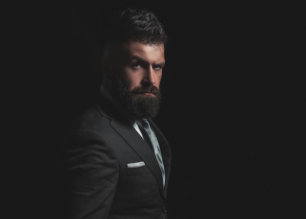 Modelo de hombre rico concepto de hombre de negocios hombre de negocios en traje gris oscuro con barba larga hombre en sui clásico