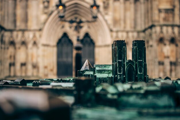 Foto modelo de iglesia de primer plano fuera de la iglesia de primer nivel