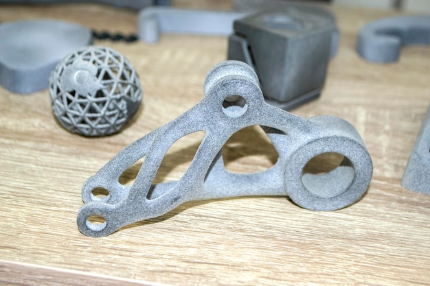 Modelo impreso en impresora 3D Objeto gris impreso en impresora 3D de plástico