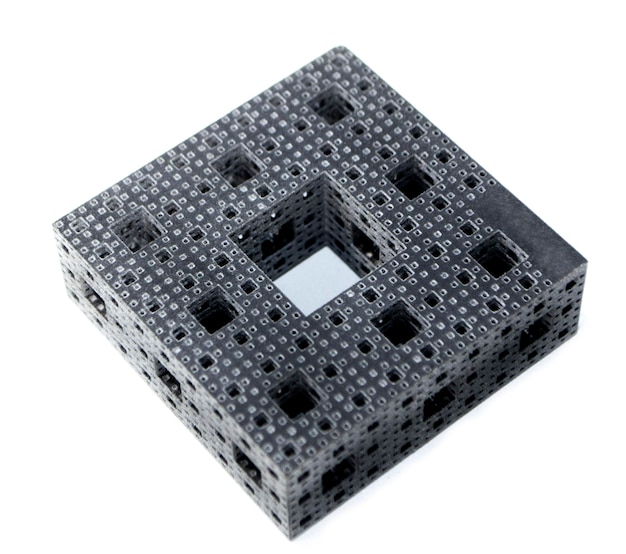 Modelo impreso en impresora 3D a partir de materiales duros aislado sobre fondo blanco.