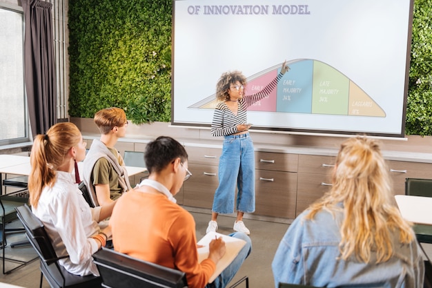 Modelo de innovación. Grupo de estudiantes atentos tomando notas mientras estudian conscientemente