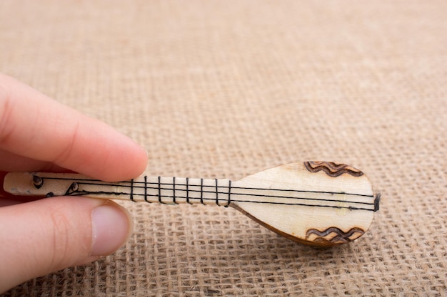 Foto modelo de instrumento musical turco saz