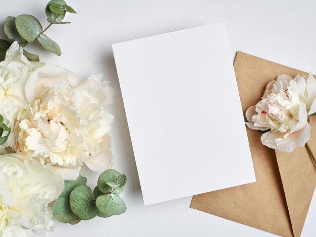 Modelo de invitación o tarjeta de felicitación con flores