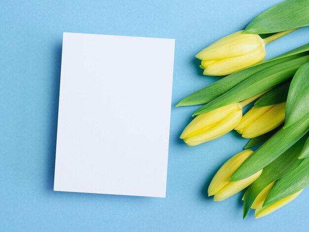 Modelo de invitación o tarjeta de felicitación con flores