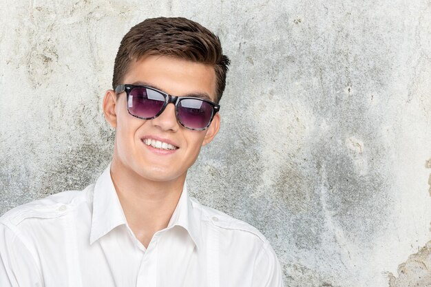 Modelo joven con gafas de sol