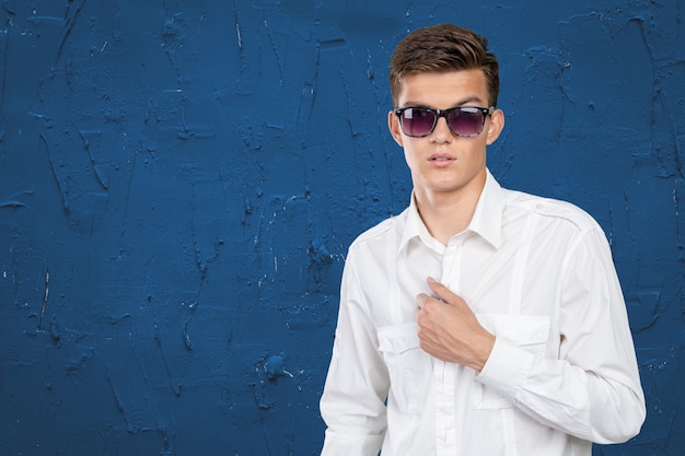 Modelo joven con gafas de sol