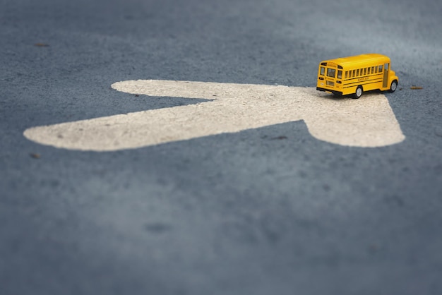 Modelo de juguete de autobús escolar amarilloRegreso a la escuela Antecedentes del concepto de educación