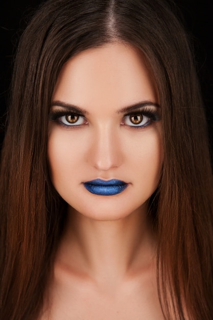 Modelo con lápiz labial azul