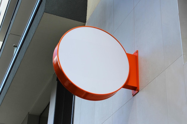 Modelo de letrero montado en un restaurante en una tienda redondeada