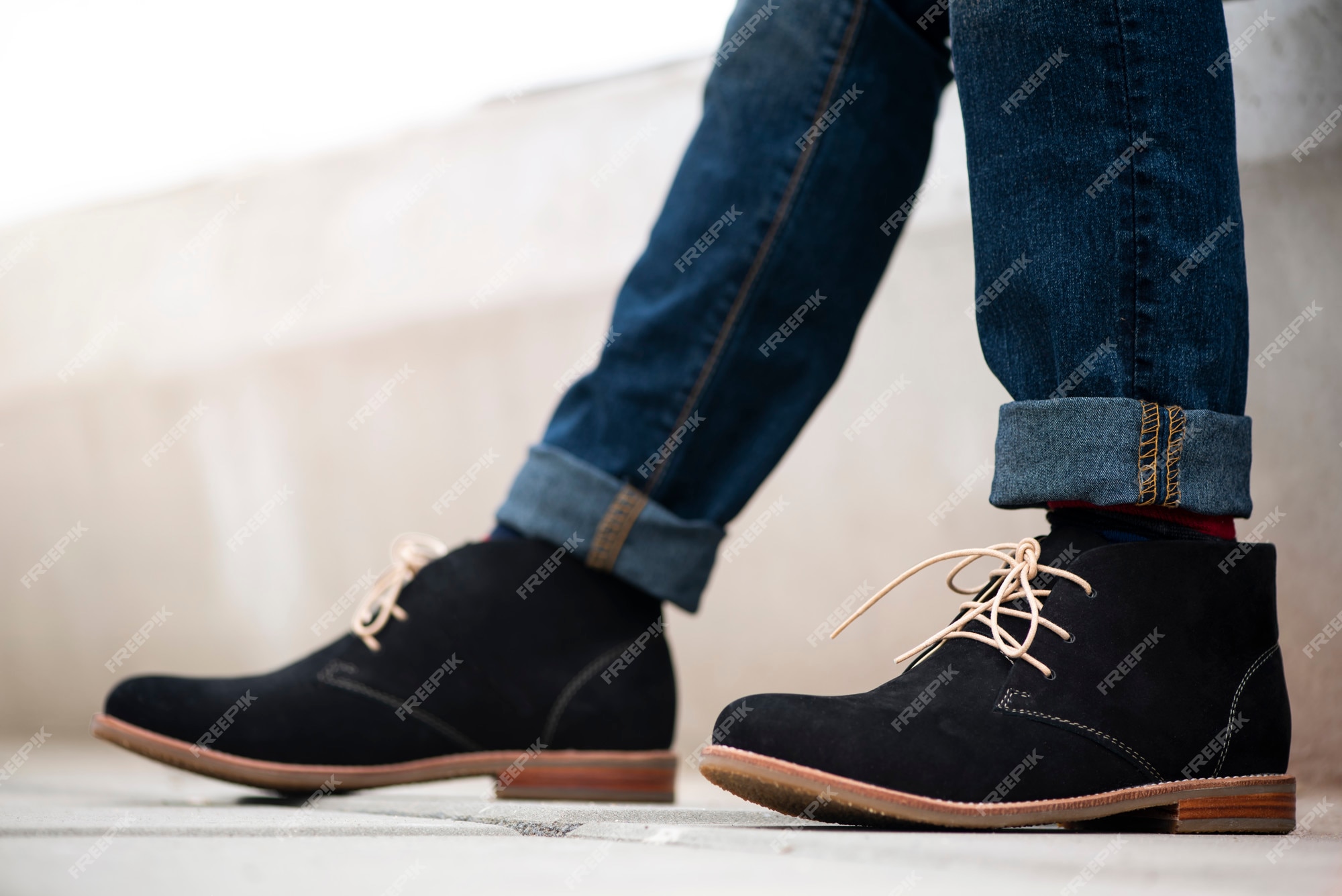 La modelo en blue jeans y botines negros para colección hombre. | Foto Premium