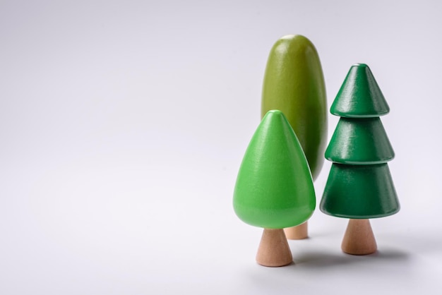 Foto modelo de madera de un árbol con una corona y un tronco verdes sobre un fondo blanco