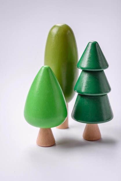 Foto modelo de madera de un árbol con una corona y un tronco verdes sobre un fondo blanco