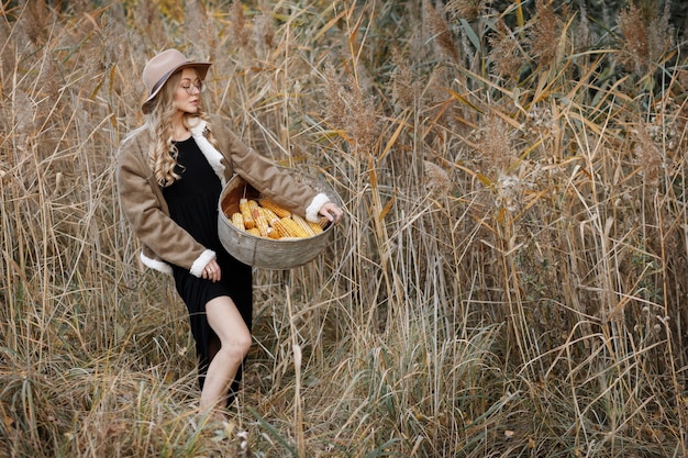 Modelo con maíz en la cosecha en otoño