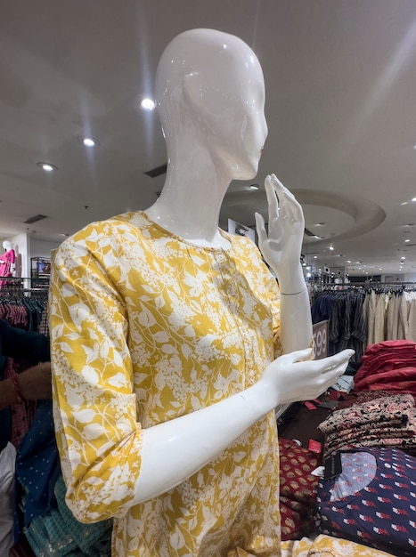 Modelo de maniquí con suite en centro comercial Imágenes de maniquí de cuerpo femenino