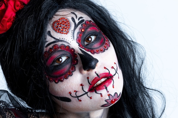 Modelo de maquillaje con tema Día de Muertos Mexicano