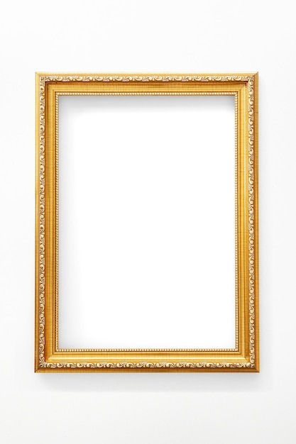 Modelo de marco de cuadros dorado antiguo en una pared