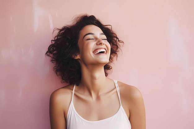 La modelo más bella y moderna frente a un fondo sólido