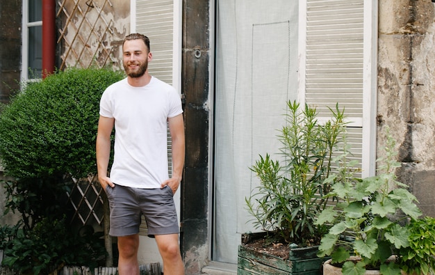 modelo masculino con barba vistiendo camiseta blanca en blanco