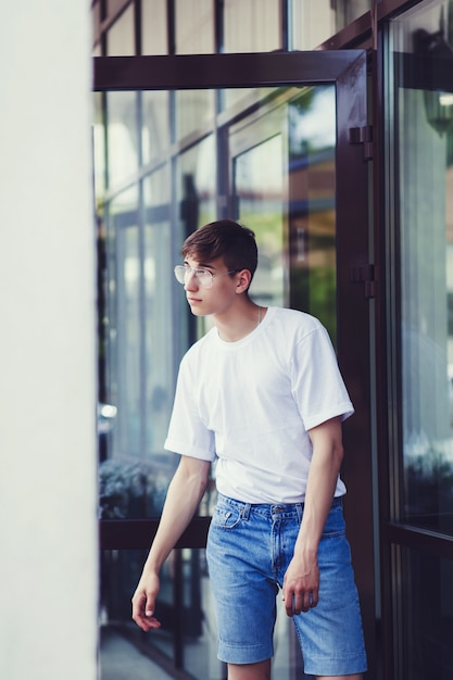 Modelo masculino con camiseta blanca en blanco.