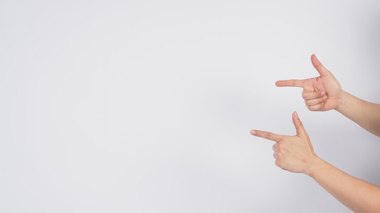 Foto el modelo masculino es señalar el signo de la mano del dedo sobre fondo blanco.