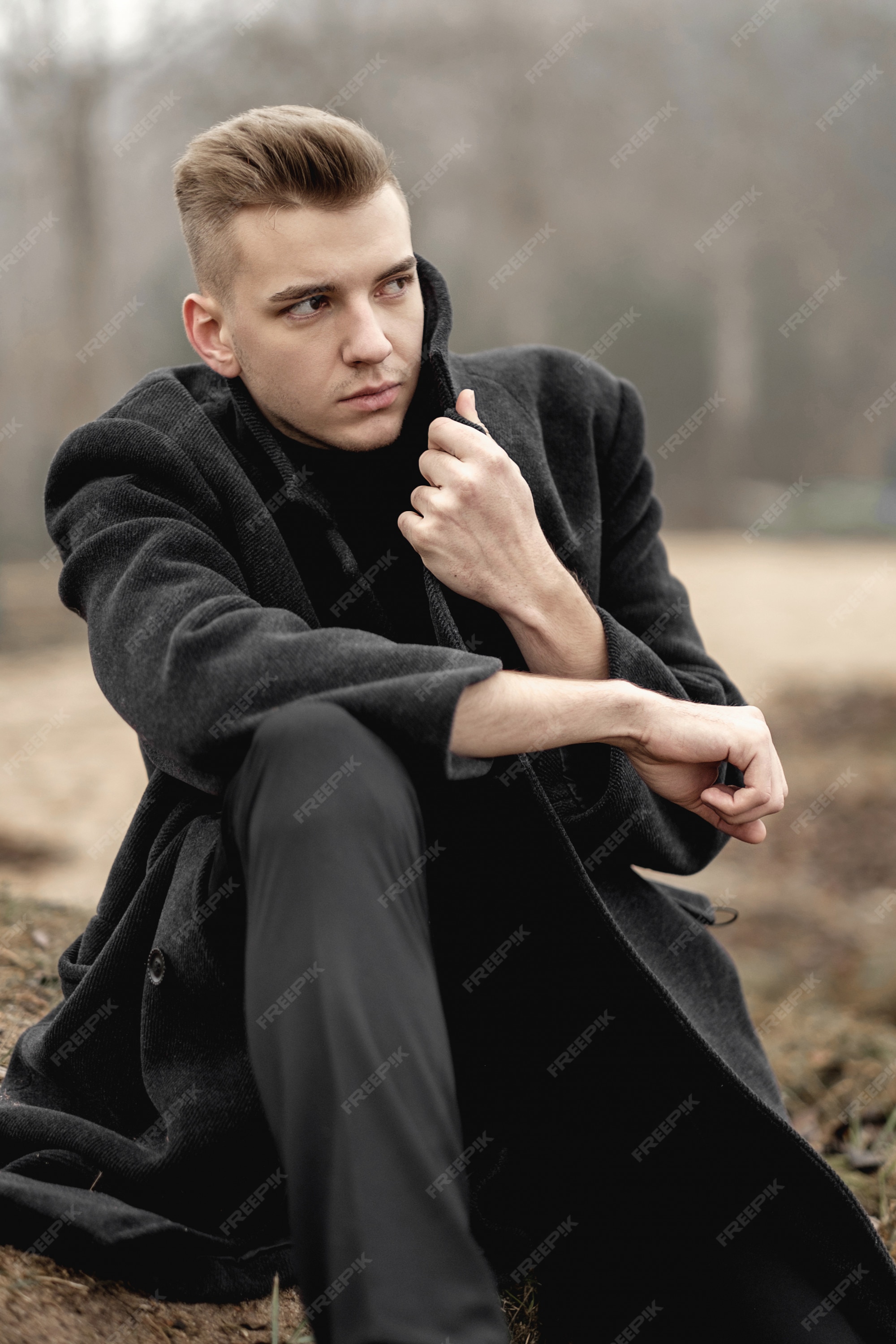 Modelo masculino de moda en abrigo, clima frío, retrato artístico del hombre  | Foto Premium