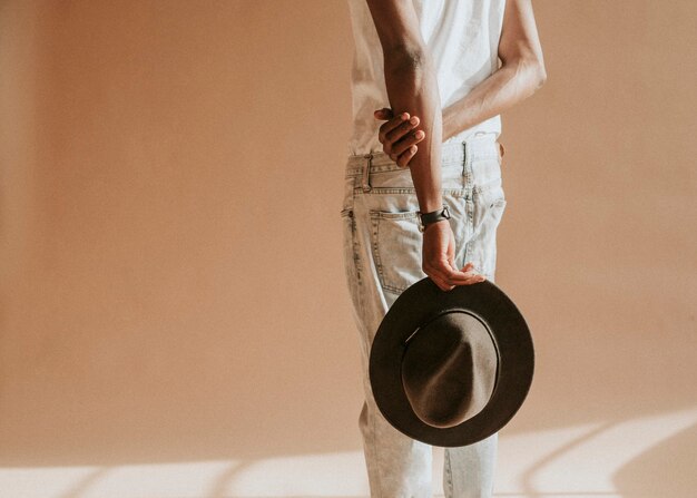 Modelo masculino negro en una sesión de fotos de estudio