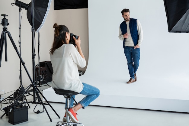 Foto modelo masculino posando para el fotógrafo