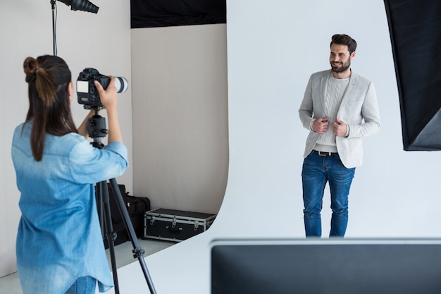 Modelo masculino posando para uma sessão de fotos