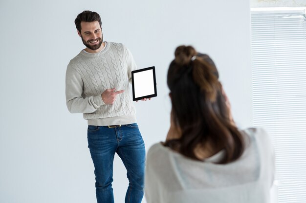 Foto modelo masculino posando para una sesión de fotos