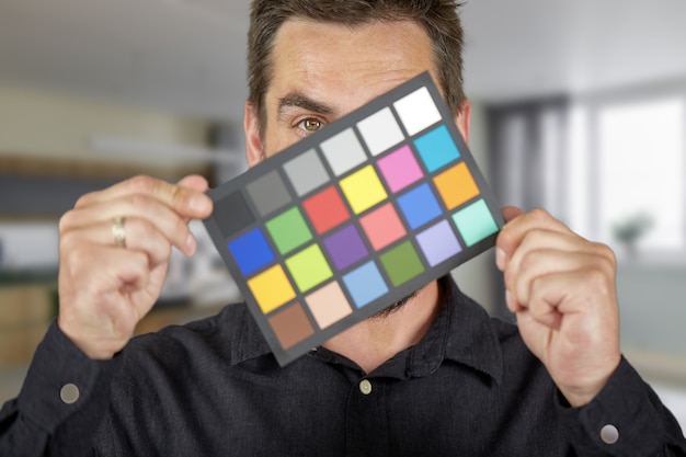 Foto un modelo masculino tiene un colorchecker en su cara