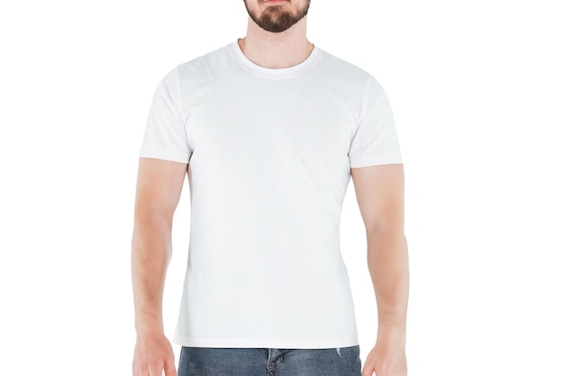 Modelo masculino vestindo camisa branca e calças de ganga azuis