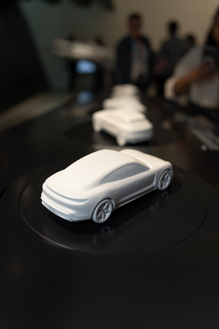 Foto un modelo en miniatura de un automóvil porsche los modelos de automóviles blancos se exhiben como exhibiciones que la gente mira