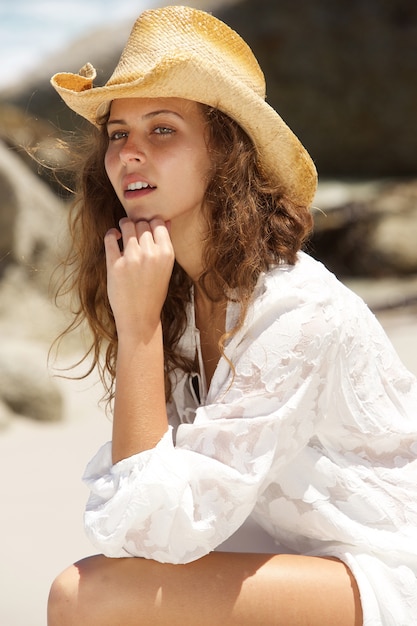 Modelo de moda belleza con vestido de verano y sombrero