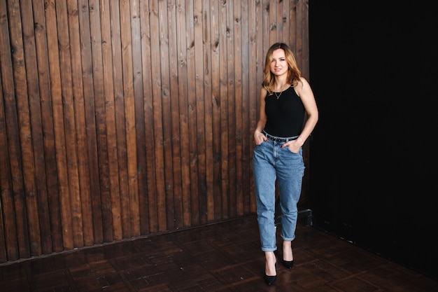 Modelo de moda en denim y camiseta negra en estudio