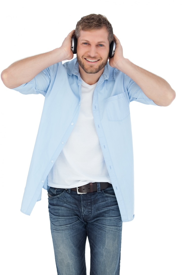 Foto modelo de moda escuchando música y mirando a la cámara