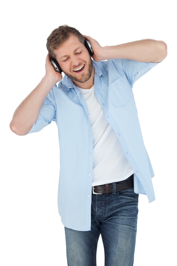 Foto modelo de moda escuchando música