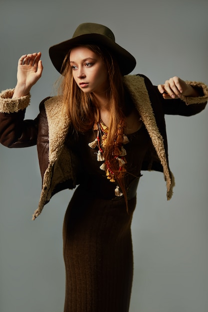 Modelo de moda en el estudio. Hermosa mujer sexy en ropa de moda con estilo de otoño: sombrero, chaqueta, vestido ajustado. Chica De Alta Moda. Ropa.