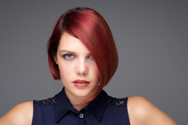 Modelo de moda femenina con el pelo rojo corto