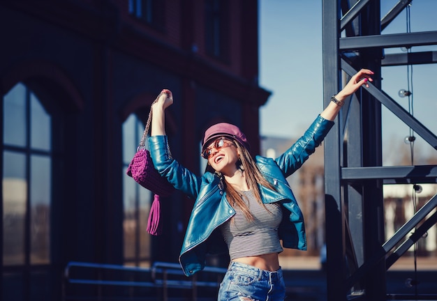 Foto modelo de moda en gafas de sol, chaqueta de cuero.