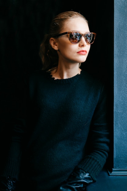 Modelo de moda en gafas de sol retrato interior.