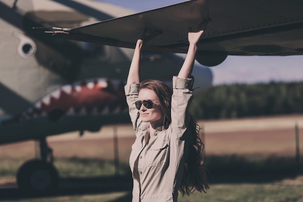 Foto modelo de moda con gafas de sol