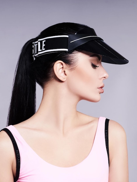 Modelo de moda con gorra deportiva de verano