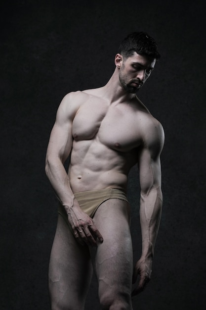 Modelo de moda hombre desnudo cuerpo de construcción