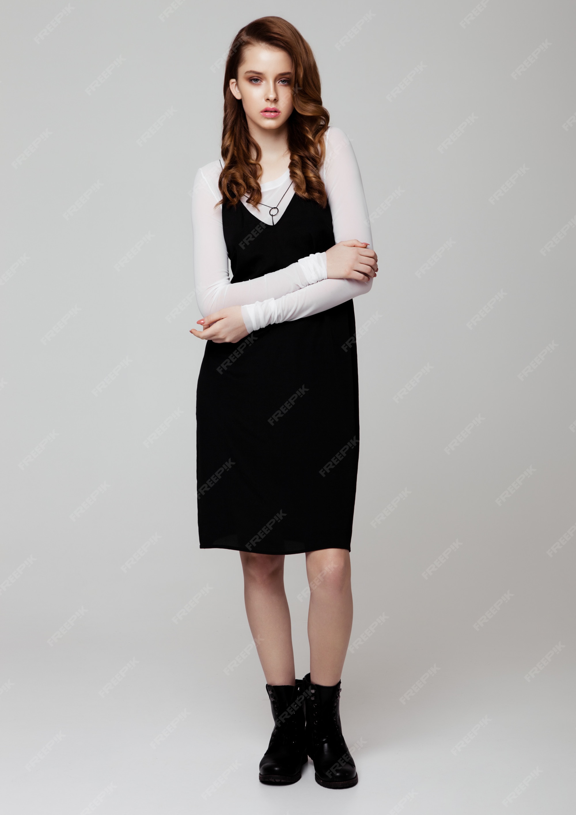 moda joven y bella con un vestido negro con camisa blanca sobre | Foto Premium