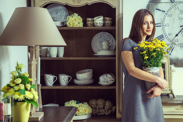 Modelo de moda joven hermosa con flores amarillas