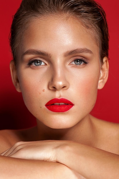 Modelo de moda joven con labios rojos