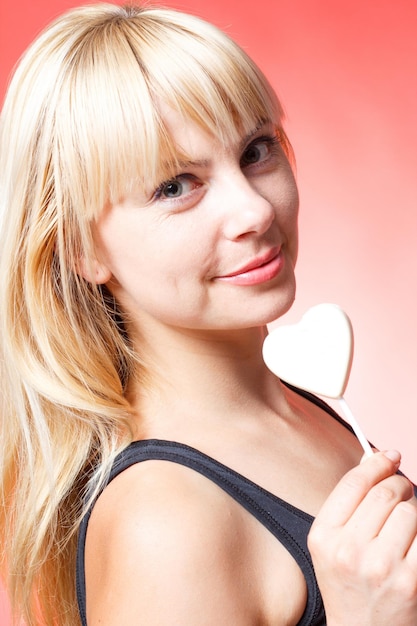 Modelo de moda linda belleza con maquillaje natural sobre fondo rosa