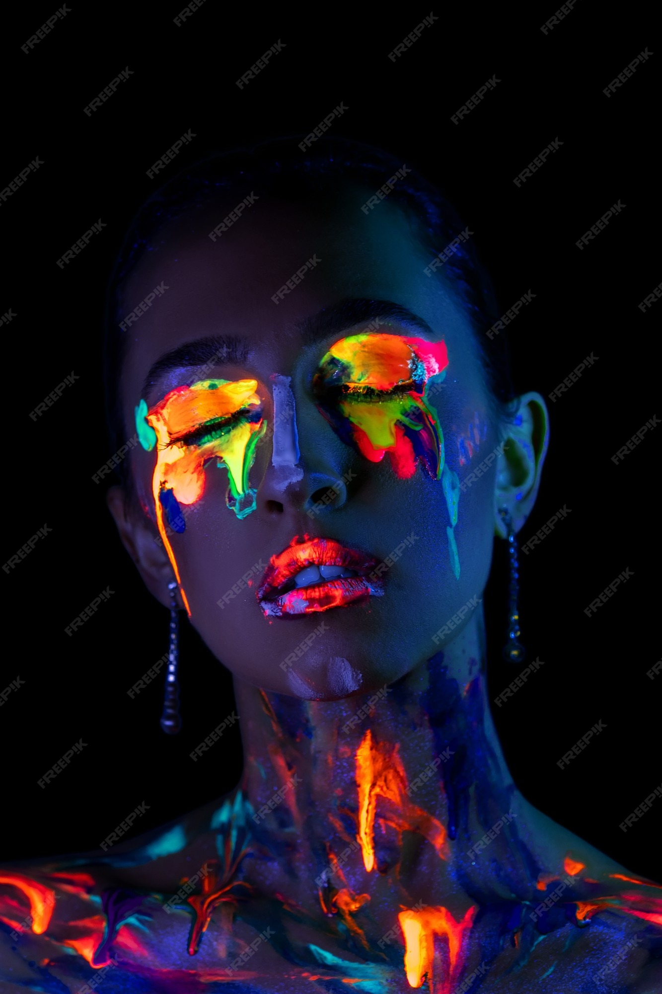 Modelo de moda en luz neón con pintura fluorescente. | Foto Premium