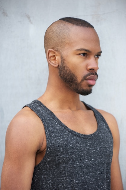 Foto modelo de moda masculina afroamericana con peinado moderno