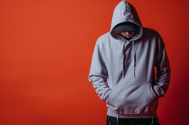 Foto modelo de moda masculino guapo con capucha gris vestido masculino con mandarina estilo de vida hombres personas retrato moda hombres fondo